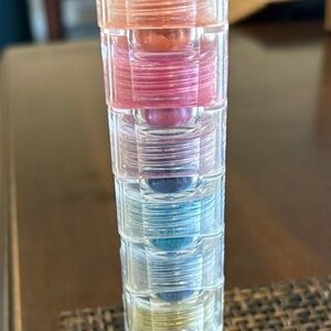 TRUE COLORS 8 ASSORTED EYESHADOWS